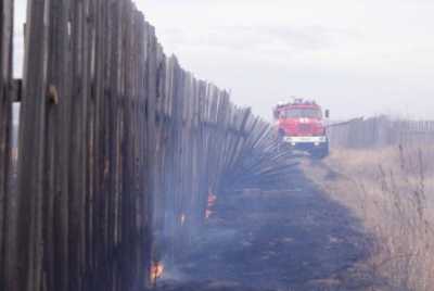 Жительница Абакана сожгла мусор вместе с забором