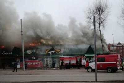 В Минусинске огонь прошёлся по крышам торговых павильонов
