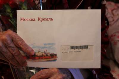 Ветеранам Великой Отечественной войны перед Днём Победы доставляют поздравления президента России