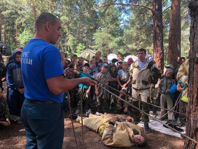 Саяногорские пожарные провели урок безопасности в детском лагере «Десантник»