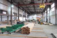 На Хакасском лесоперерабатывающем заводе занимаются глубокой переработкой древесины. 