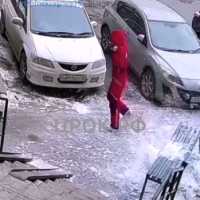 Снег на голову: в Абакане едва не пострадала девушка