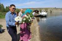 Общественники Хакасии спустили вниз по Енисею белые ромашки и хризантемы