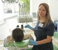 В распоряжении Анастасии Астаховой — новая стоматологическая установка, которая позволяет дарить особым пациентам здоровые зубы и белоснежные улыбки. 