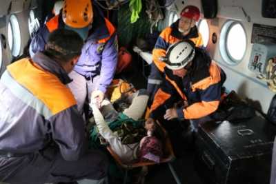 Спасатели на вертолете доставили сломавшую в горах ногу туристку в Абакан