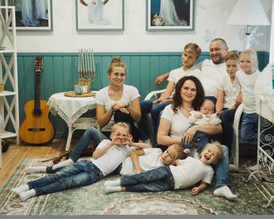 Валерий и Екатерина Глок в окружении своих детей. Желаем им огромного счастья и... прибавления в семье. 