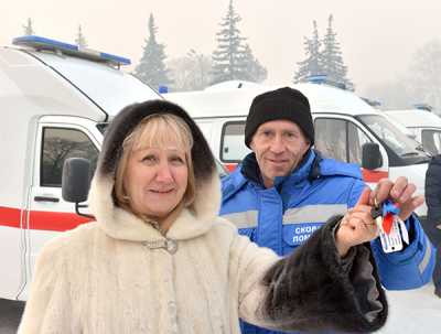 Главный врач Копьёвской районной больницы Валентина Кулымова и водитель Константин Киселёв получили ключи от нового УАЗа.