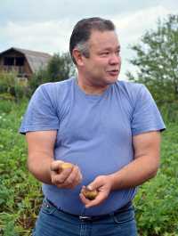Михаил Тартыгашев выращивает картофель «по науке» 13 лет. За это время он испробовал больше 50 сортов. Самые лучшие из них овощевод теперь разводит в промышленных масштабах, в том числе на семена. 