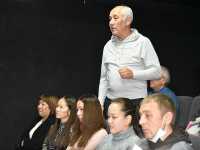 Участники встречи, в том числе народный артист Хакасии Иван Салайдинов, задали вопросы, которые касались перспектив развития театра. 