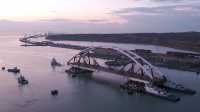Появились кадры транспортировки автодорожной арки Крымского моста