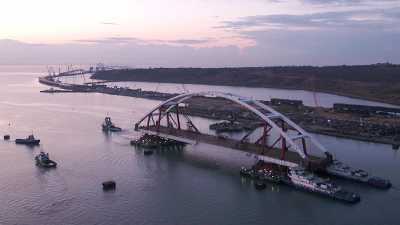 Появились кадры транспортировки автодорожной арки Крымского моста