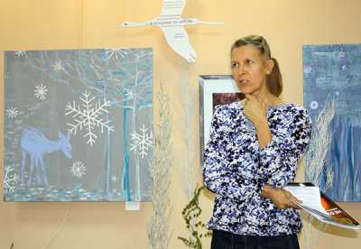 Елене Соколовой очень важно, чтобы зрители почувствовали настроение выставки, уловили её смысл. 