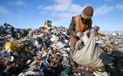 Жители Саяногорска перегородили дорогу мусоровозам