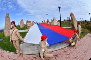 День российского флага был учреждён 22 августа 1994 года. У каждого цвета триколора есть своё значение. Белый — мир и чистота совести; синий — небо, верность, правда; красный — огонь и отвага.