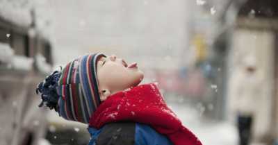 Деликатный снег падает в Абакане