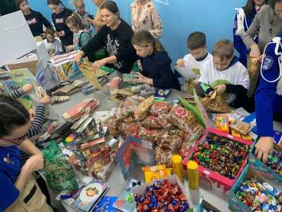 Школьники Хакасии передали новогодние подарки и письма участникам спецоперации