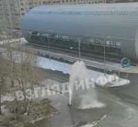 Столб воды пять метров: в Минусинске рядом с бассейном появился &quot;фонтан&quot;
