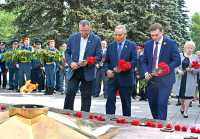 Первыми возложили цветы к Вечному огню Альберт Тупикин, Владимир Штыгашев и Валентин Коновалов. 