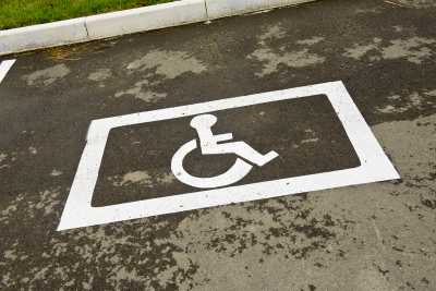 Рядом с  Усть-Абаканским поссоветом выделили места для парковки инвалидов