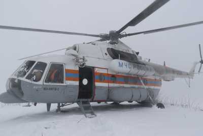 Спасатели МЧС в сложных условиях эвакуировали жителя Хакасии из тайги