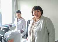 Наталья Чумаченко (слева) и Марина Орешкова за год работы в новой амбулатории сделали вывод, насколько облегчают труд продуманные медицинские и бытовые условия.