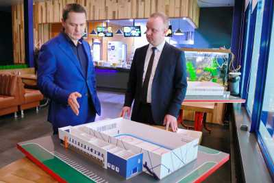 Министру спорта Хакасии показали макет макет ледовой арены в Абакане