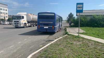 Женщина выпала из автобуса в Саяногорске