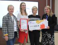 Тамара Дзержко (вторая слева) была приятно удивлена, когда узнала, что именно ей достались 100 тысяч рублей. Она говорит, что теперь точно не будет откладывать реализацию идеи в долгий ящик. 