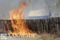 В Хакасии огонь не пощадил баню, сено и автомобиль