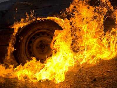 В Хакасии 7 человек тушили загоревшийся автомобиль