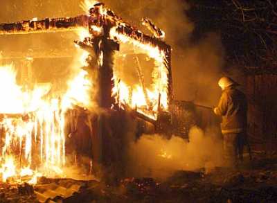 В Саяногорске из-за грозы загорелась дача