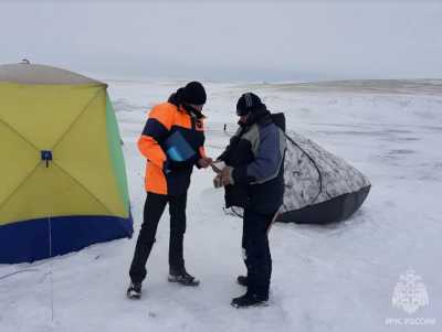 В праздничные выходные рыбаков просят быть осторожнее на льду