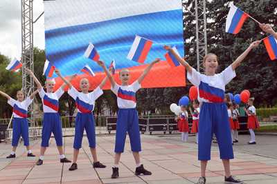 Юные танцоры хореографического ансамбля «Ынархас» Центра культуры и народного творчества имени С.П. Кадышева дали старт праздничным мероприятиям на Первомайской площади.
