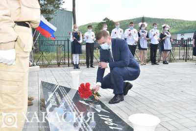 Глава Хакасии возложил цветы к мемориалу павшим в Великой Отечественной войне