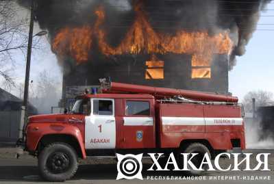 В Абакане из горящего дома спаслась только женщина