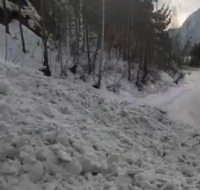 Снежная лавина сошла в районе Маинской ГЭС