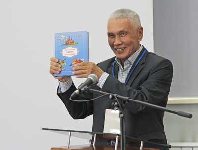 Николай Куулар, народный писатель республики, главный редактор Тувинского книжного издательства, предложил выпускать четырёхязычные книги — на хакасском, тувинском, алтайском и русском языках. 