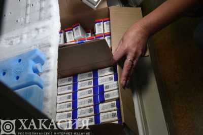 Четырем добровольцам в Хакасии поставили прививки от COVID-19