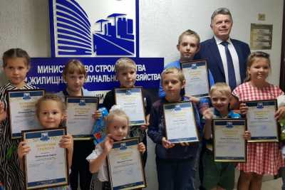 Победители детского конкурса получили награды от строителей Хакасии