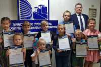 Победители детского конкурса получили награды от строителей Хакасии