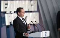 Медведев: зарплаты 2 млн бюджетников проиндексируют на 4% с 1 января