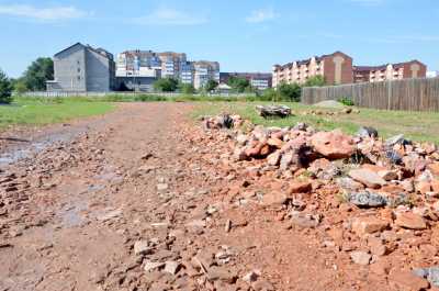 Активисты обнаружили яму посреди нового асфальта в Черногорске