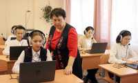 У Елены Тюкпиековой в трудовой книжке одна запись — в абаканской 22-й школе она работает уже 28 лет. Всё это время учит детей хакасскому языку. 