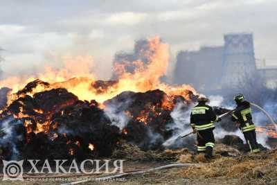 В Хакасии штормовой ветер мешает тушить пожары