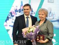 Валентин Коновалов поздравил сотрудников Общественной палаты Хакасии