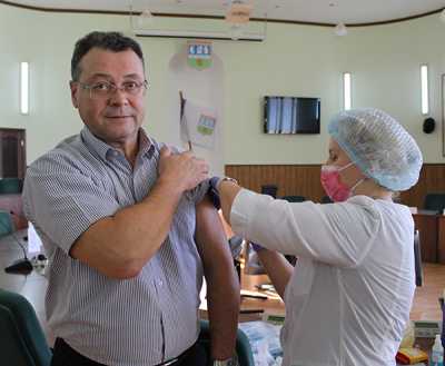 Председатель Совета депутатов Абакана Альберт Тупикин в числе первых привился от гриппа.
