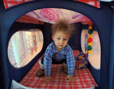 Обычные игры можно превратить в забавные опыты с водой или статическим электричеством (например, крыша домика из синтетического одеяла наэлектризовала волосы) — они развлекут малыша в любом возрасте. 