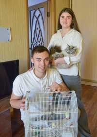 Как и полагается, первым в новую квартиру Даши Дураповой и Андрея Александрова вошёл кот Серкан. Но и попугаю Филе здесь тоже комфортно. 