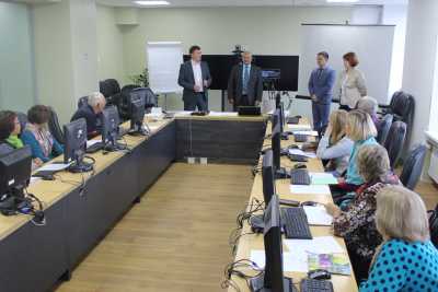 В Хакасии очередная группа пенсионеров осваивает компьютерные азы
