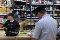Три бутылки и закуска: продавцов, нарушающих закон, ищут в Абакане